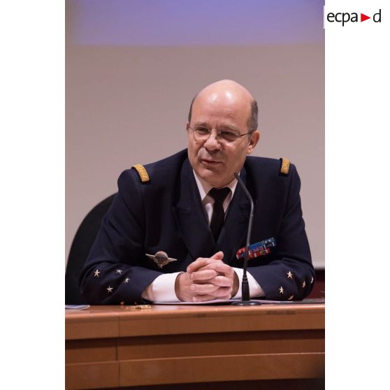 L'amiral Christophe Prazuck, CEMM (chef d'état-major de la Marine), tient une conféfence devant les auditeurs de l'Ecole de Guerre.