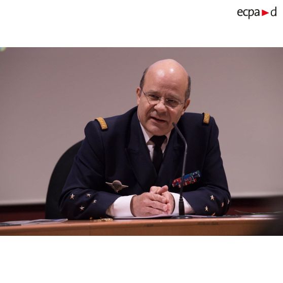 L'amiral Christophe Prazuck, CEMM (chef d'état-major de la Marine), tient une conféfence devant les auditeurs de l'Ecole de Guerre.