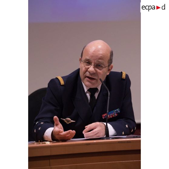 L'amiral Christophe Prazuck, CEMM (chef d'état-major de la Marine), tient une conféfence devant les auditeurs de l'Ecole de Guerre.