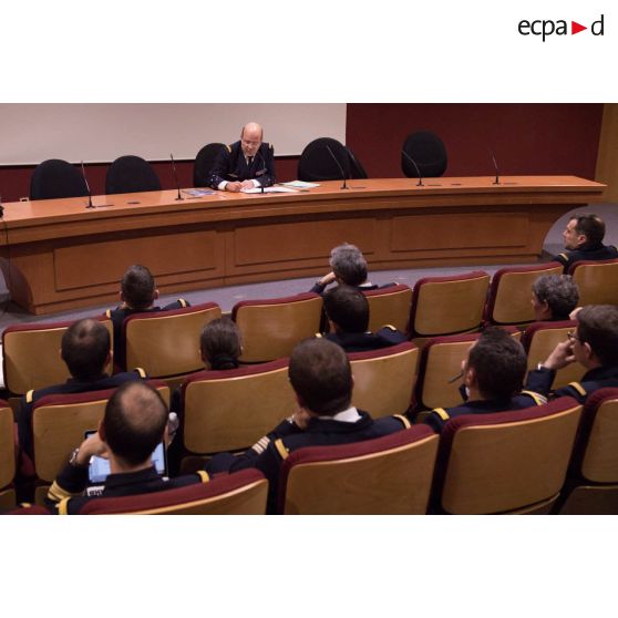 L'amiral Christophe Prazuck, CEMM (chef d'état-major de la Marine), tient une conféfence devant les auditeurs de l'Ecole de Guerre.