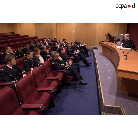L'amiral Christophe Prazuck, CEMM (chef d'état-major de la Marine), tient une conféfence devant les auditeurs de l'Ecole de Guerre.