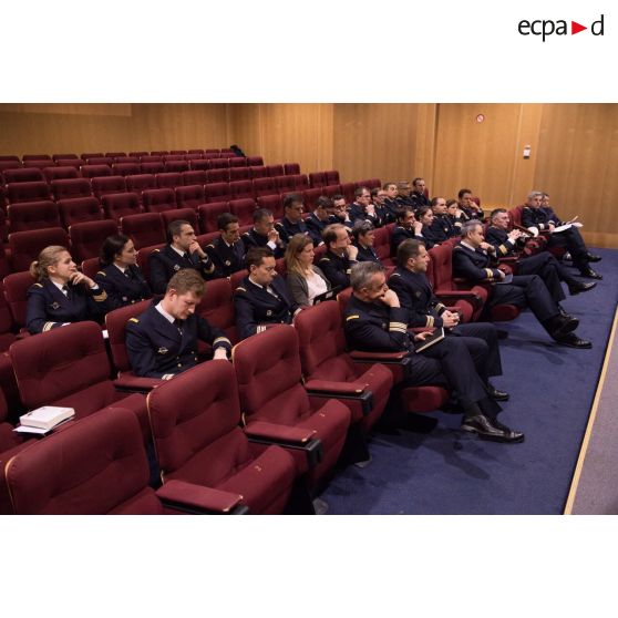 L'amiral Christophe Prazuck, CEMM (chef d'état-major de la Marine), tient une conféfence devant les auditeurs de l'Ecole de Guerre.