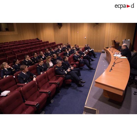 L'amiral Christophe Prazuck, CEMM (chef d'état-major de la Marine), tient une conféfence devant les auditeurs de l'Ecole de Guerre.