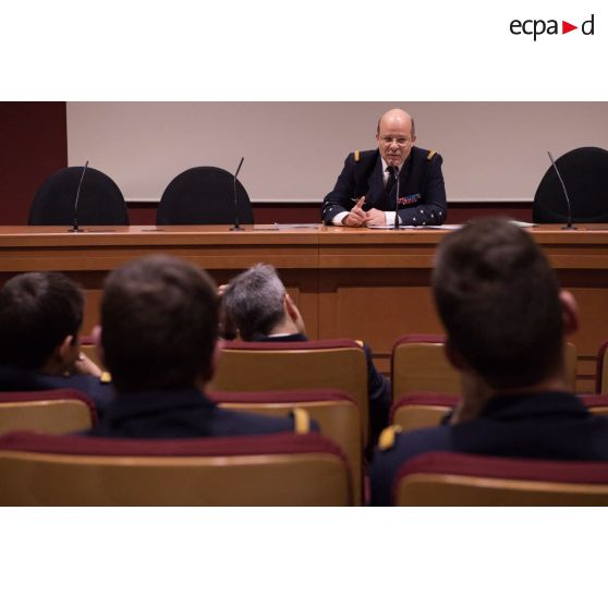 L'amiral Christophe Prazuck, CEMM (chef d'état-major de la Marine), tient une conféfence devant les auditeurs de l'Ecole de Guerre.