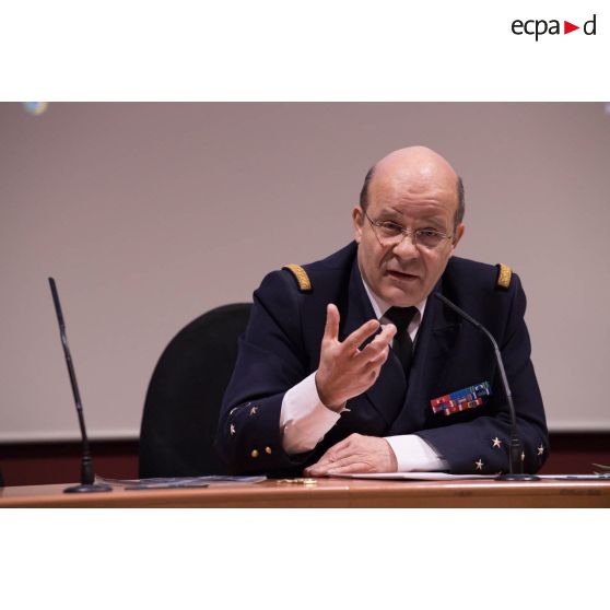 L'amiral Christophe Prazuck, CEMM (chef d'état-major de la Marine), tient une conféfence devant les auditeurs de l'Ecole de Guerre.