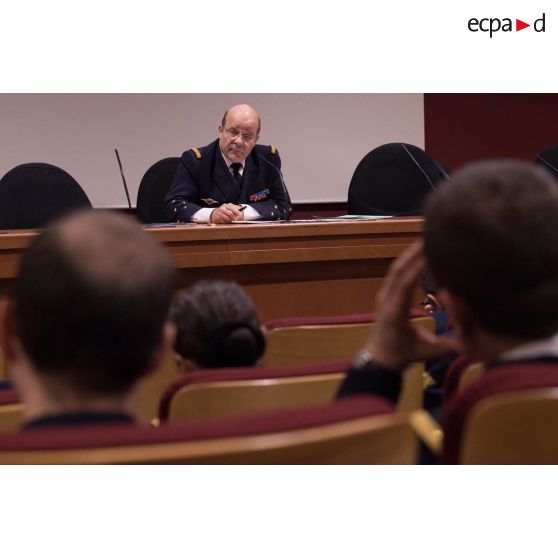 L'amiral Christophe Prazuck, CEMM (chef d'état-major de la Marine), tient une conféfence devant les auditeurs de l'Ecole de Guerre.