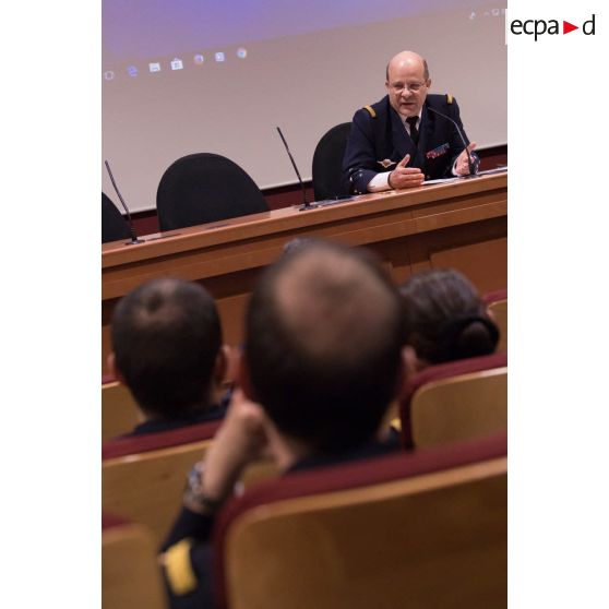 L'amiral Christophe Prazuck, CEMM (chef d'état-major de la Marine), tient une conféfence devant les auditeurs de l'Ecole de Guerre.