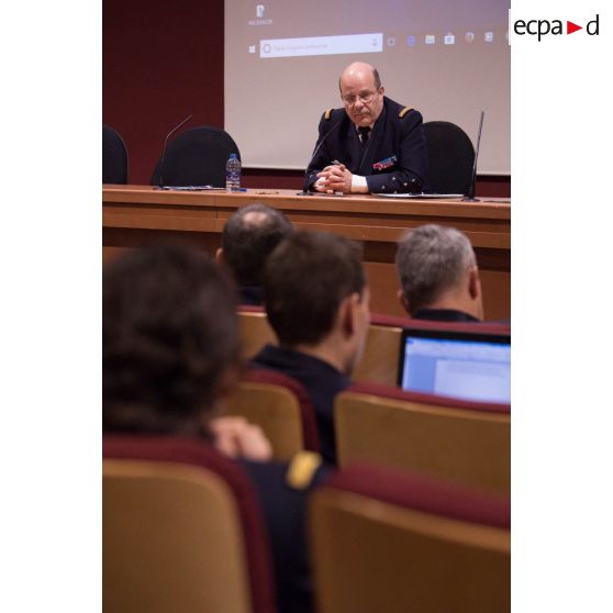 L'amiral Christophe Prazuck, CEMM (chef d'état-major de la Marine), tient une conféfence devant les auditeurs de l'Ecole de Guerre.