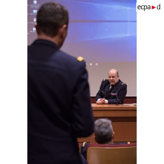 L'amiral Christophe Prazuck, CEMM (chef d'état-major de la Marine), tient une conféfence devant les auditeurs de l'Ecole de Guerre.