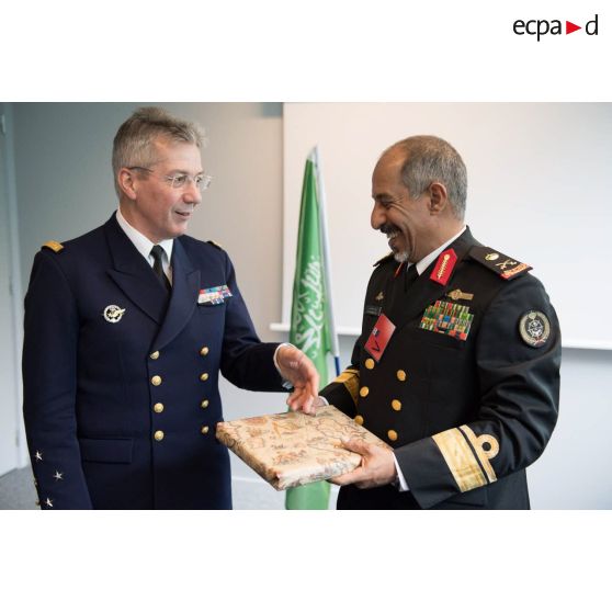 Le vice-amiral d'escadre Denis Béraud, major général de la Marine, reçoit un cadeau de la part du contre-amiral saoudien al Harbi, dans le cadre de sa visite en délégation au Ministère des Armées.
