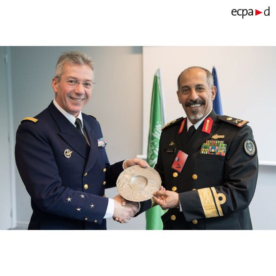Le vice-amiral d'escadre Denis Béraud, major général de la Marine, reçoit un cadeau de la part du contre-amiral saoudien al Harbi, dans le cadre de sa visite en délégation au Ministère des Armées.