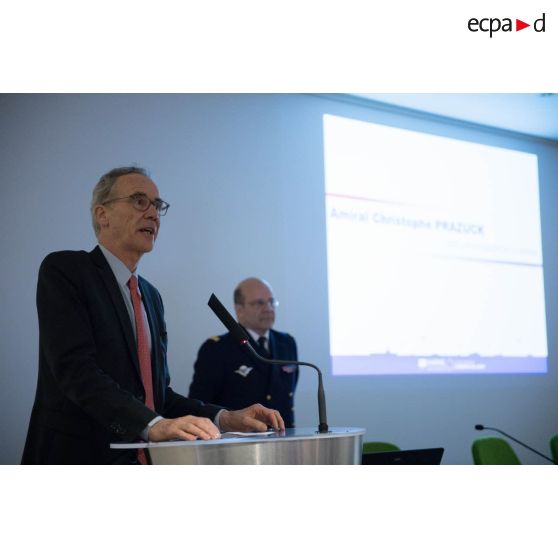 Exposé de monsieur Eric Dyèvre, président de l'AEN (association des anciens de l'Ecole Navale), devant les membres de l'Alliance Navale, en présence de l'amiral Christophe Prazuck, CEMM (chef d'état-major de la Marine), lors d'une conférence sur la loi de programmation militaire à l'Ecole Militaire.