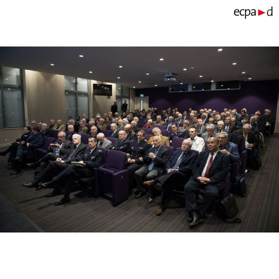 Membres de l'Alliance Navale lors d'une conférence sur la loi de programmation militaire à l'Ecole Militaire.
