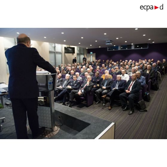 Exposé de l'amiral Christophe Prazuck, CEMM (chef d'état-major de la Marine), devant les membres de l'Alliance Navale lors d'une conférence sur la loi de programmation militaire à l'Ecole Militaire.