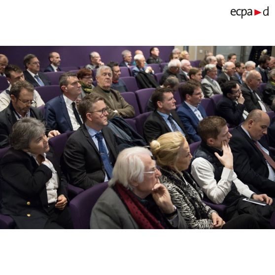 Membres de l'Alliance Navale lors d'une conférence sur la loi de programmation militaire à l'Ecole Militaire.