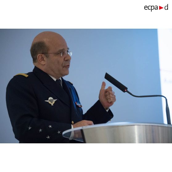Exposé de l'amiral Christophe Prazuck, CEMM (chef d'état-major de la Marine), devant les membres de l'Alliance Navale lors d'une conférence sur la loi de programmation militaire à l'Ecole Militaire.