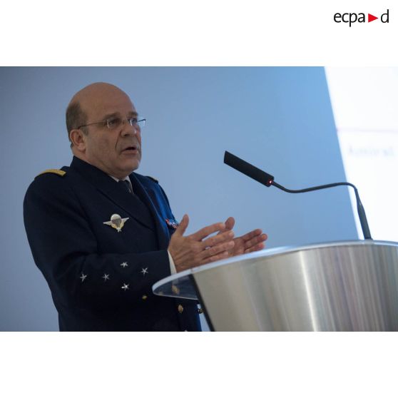 Exposé de l'amiral Christophe Prazuck, CEMM (chef d'état-major de la Marine), devant les membres de l'Alliance Navale lors d'une conférence sur la loi de programmation militaire à l'Ecole Militaire.