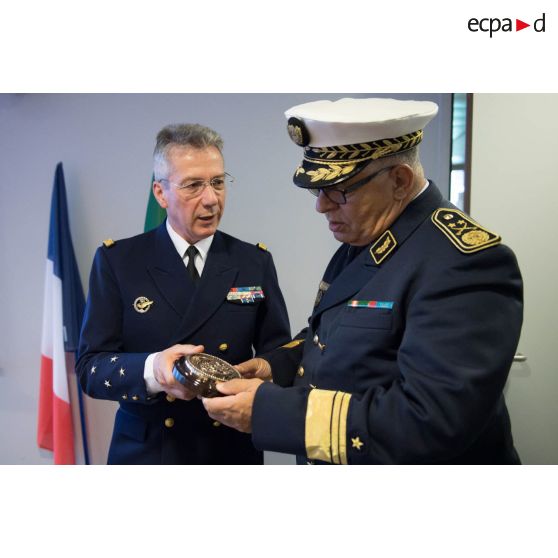 Le vice-amiral d'escadre Denis Béraud remet un cadeau au général-major algérien Chérif Azouz, lors de sa visite au Ministère des Armées.