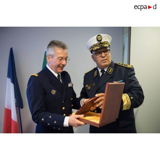 Le vice-amiral d'escadre Denis Béraud reçoit un cadeau de la part du général-major algérien Chérif Azouz, lors de sa visite au Ministère des Armées.