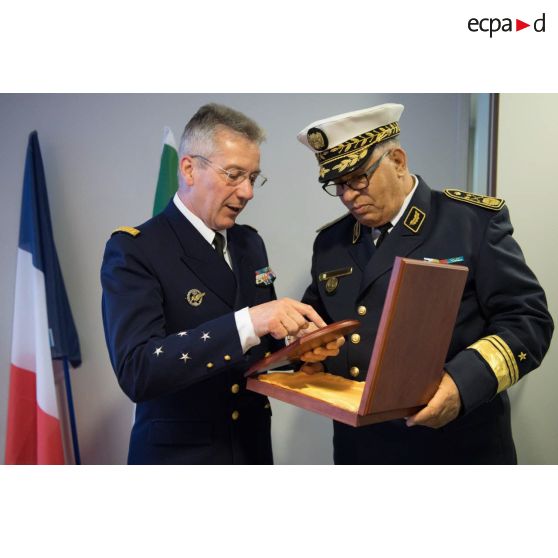 Le vice-amiral d'escadre Denis Béraud reçoit un cadeau de la part du général-major algérien Chérif Azouz, lors de sa visite au Ministère des Armées.