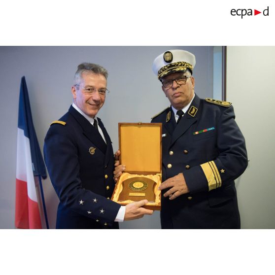 Le vice-amiral d'escadre Denis Béraud reçoit un cadeau de la part du général-major algérien Chérif Azouz, lors de sa visite au Ministère des Armées.
