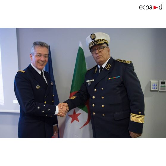 Le vice-amiral d'escadre Denis Béraud reçoit le général-major algérien Chérif Azouz, lors de sa visite au Ministère des Armées.