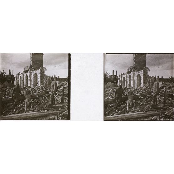 [Deux soldats entourent une croix de Jesus dans les décombres d'une église détruite.]