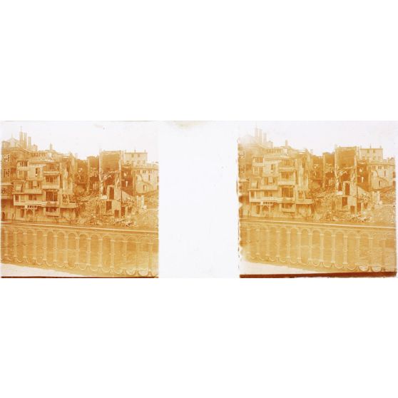 [Ville fantôme aux façades détruites.]