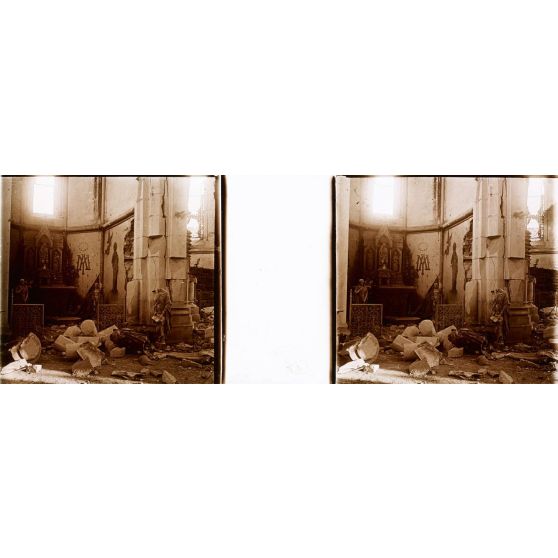 [Intérieur d'une église détruite.]
