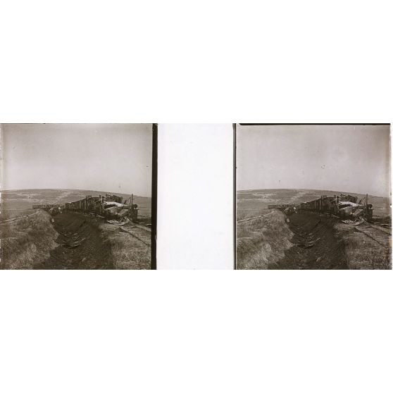 [Train détruit encore sur ses rails.]