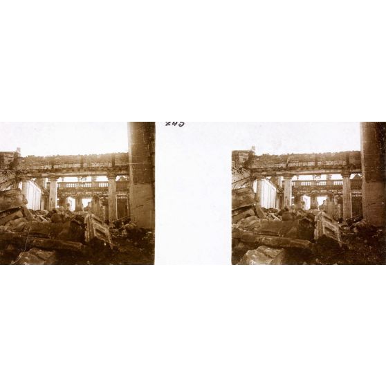 245 [Intérieur d'un bâtiment en ruine.]