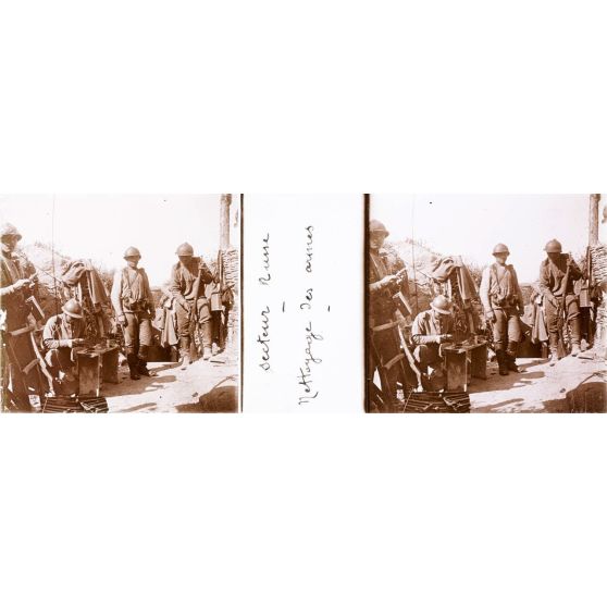 Secteur Russe. Nettoyage des armes. [légende d'origine]