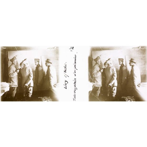 32. Livry S/Vesles. Interrogatoire d'un prisonnier. [légende d'origine]