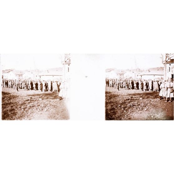 [Rassemblement de prisonniers.]