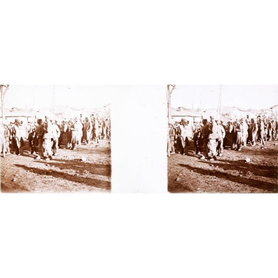[Rassemblement de prisonniers.]