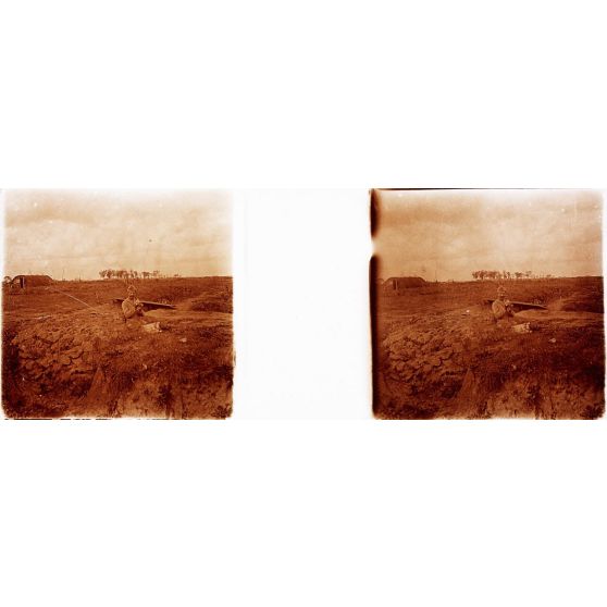 [Portrait d'un soldat dans une tranchée.]