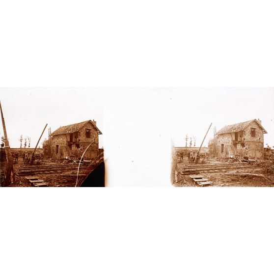 [Bâtiment en ruines et chemin de fer.]