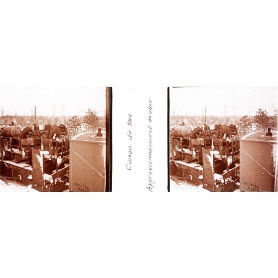 Canon de 240. Approvisionnement en obus. [légende d'origine]