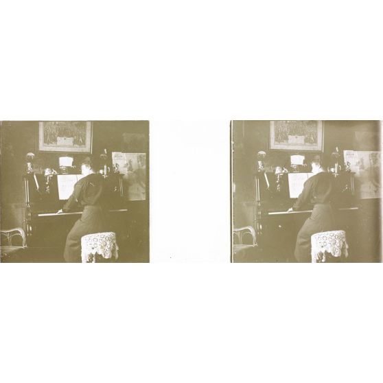 [Femme jouant du piano.]