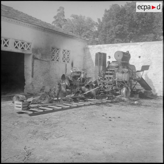 [Machines agricoles détruites par l'ALN dans une ferme d'Aïn Balloul.]