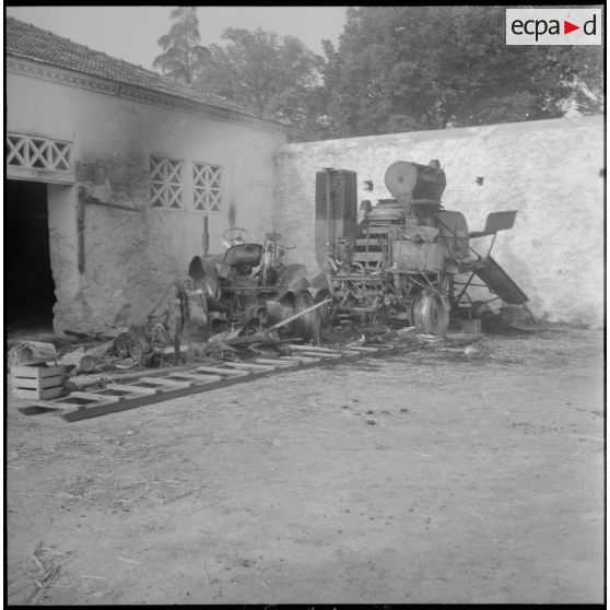 [Machines agricoles détruites par l'ALN dans une ferme d'Aïn Balloul.]