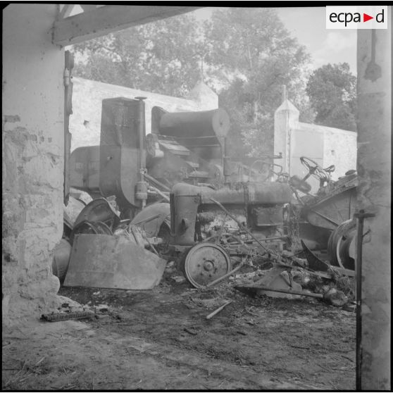 [Machines agricoles détruites par l'ALN dans une ferme d'Aïn Balloul.]