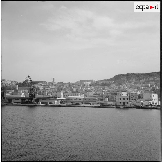 [Les docks et la ville d'Oran.]