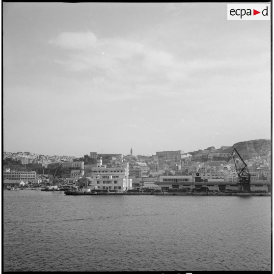 [Les docks et la ville d'Oran.]