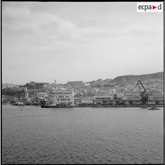 [Les docks et la ville d'Oran.]