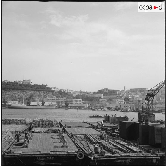 [Des docks flottants dans le port d'Oran.]