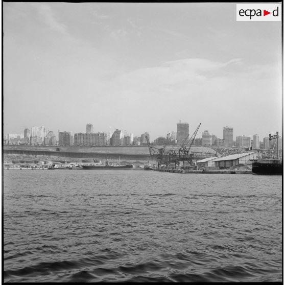 [Les docks du port d'Oran.]