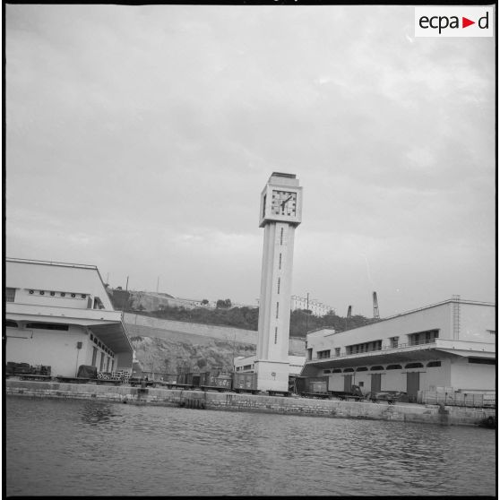 [Le cadran du port d'Oran.]