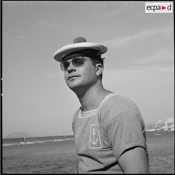 [Portrait d'un marin dans le port d'Oran.]