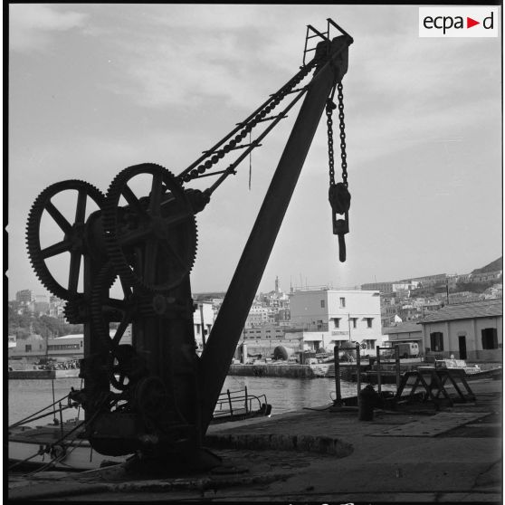 [Une grue portuaire sur un dock du port d'Oran.]